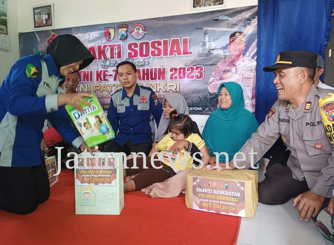 Bikin Haru. Sambut HUT ke-78 TNI, Kapolres Jombang Bantu Pengobatan Anak Penderita Cerebral Palsy