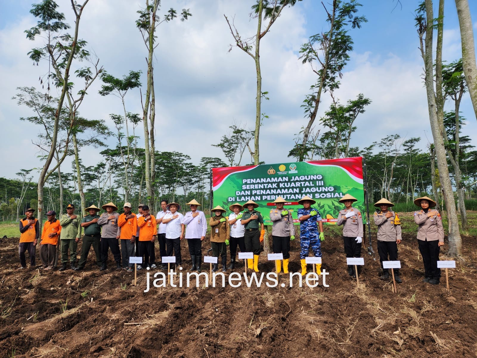 Dukung Program Nasional Swasembada Pangan, Polres Jombang Gelar Penanaman Jagung Serentak