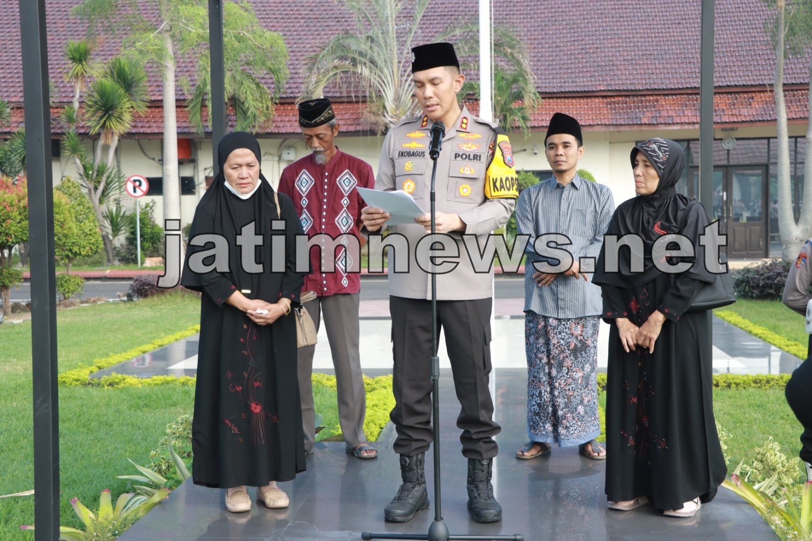 Ibu Briptu Rian Ikut Doa Bersama di Polres Jombang untuk Anaknya
