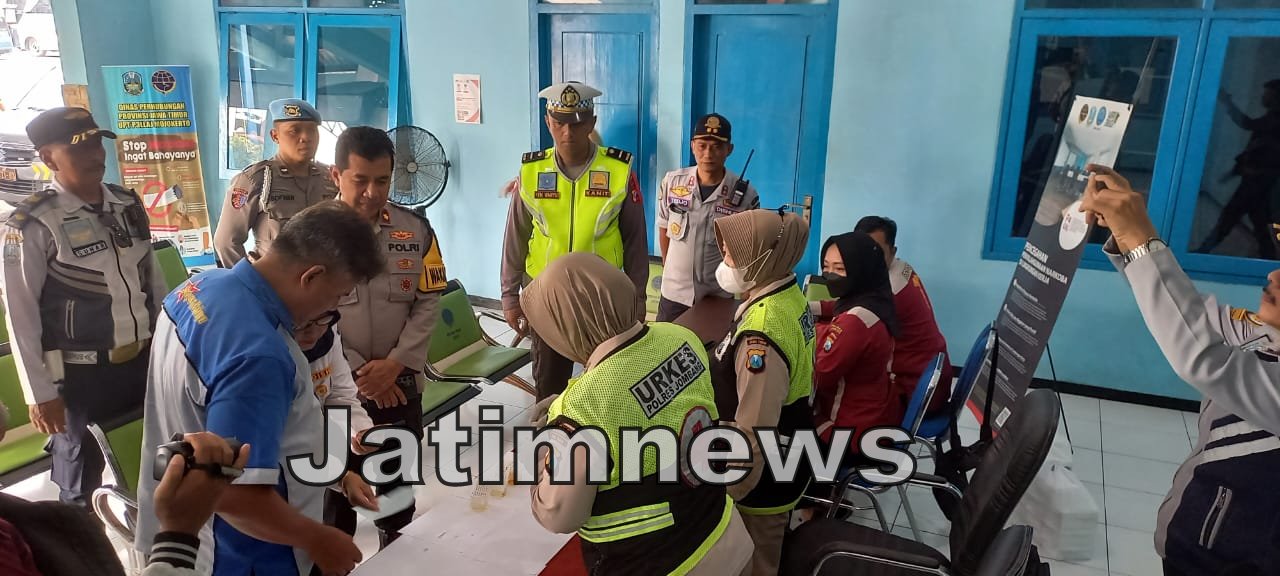 Jelang Arus Balik Lebaran, Polres Jombang Gelar Tes Urine Sopir Bus dan Elf