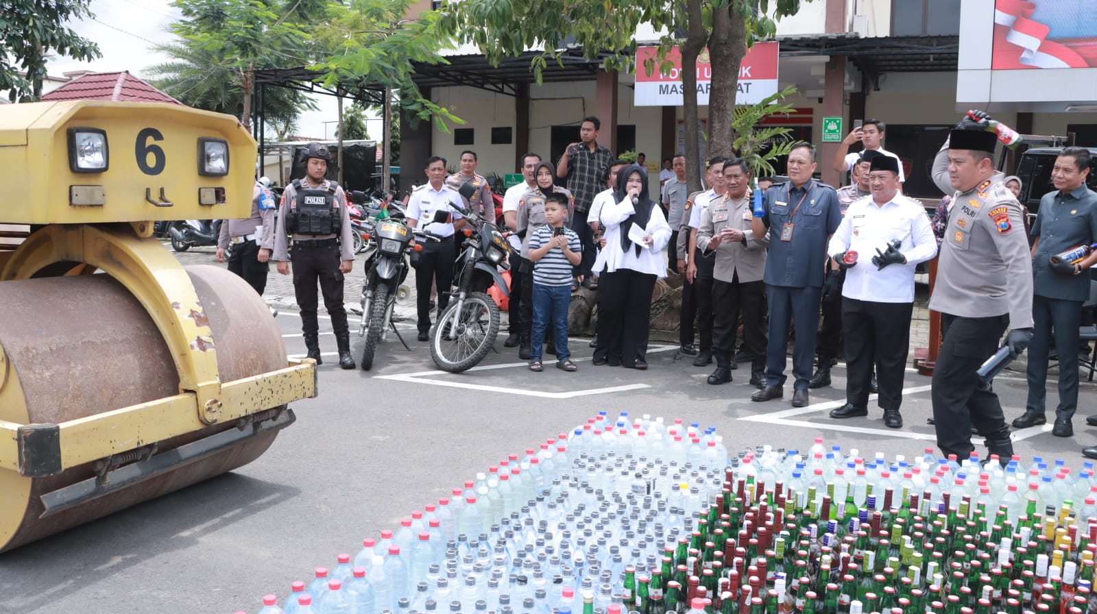 Jelang Ramadan 1447 H, Polres Jombang Musnahkan 12.310 Botol Miras Hasil Razia