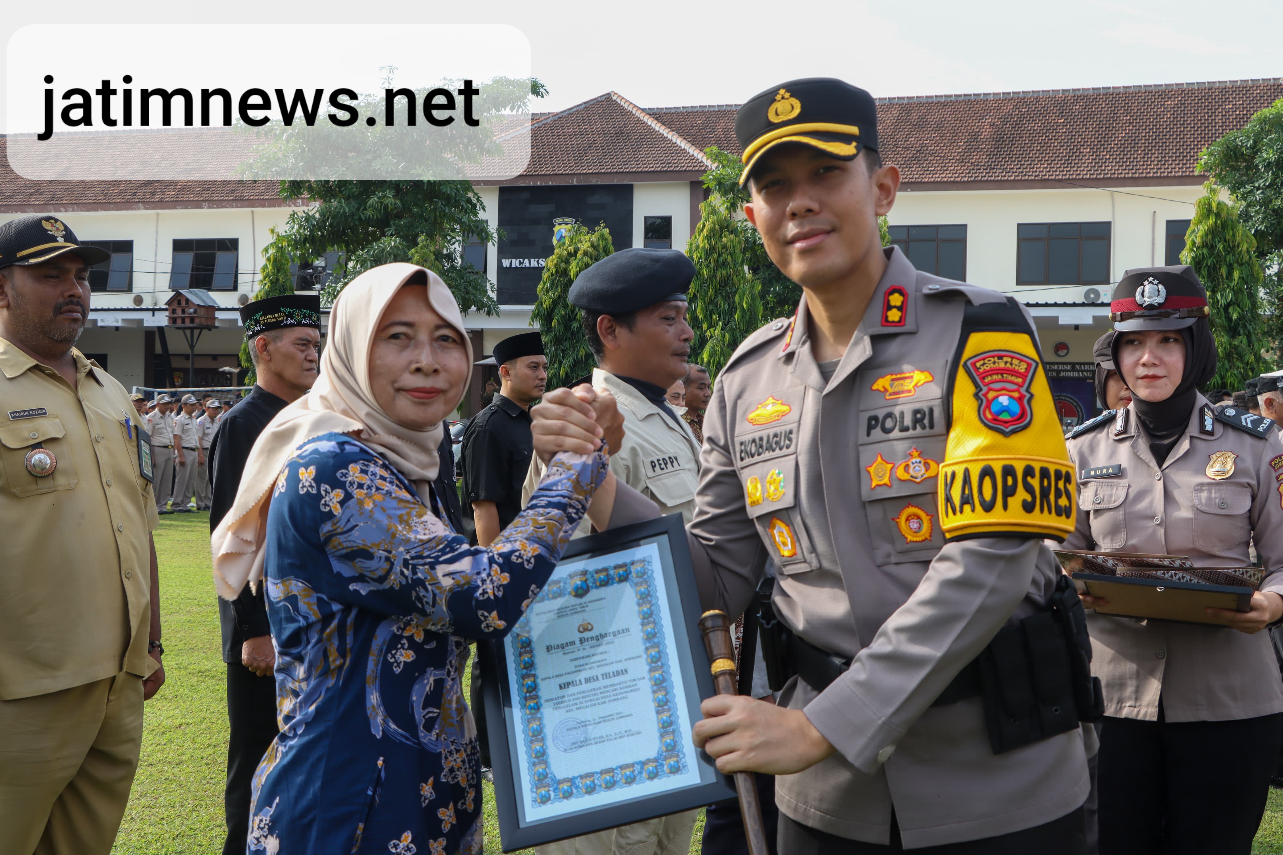 Kapolres Berikan 36 Reward kepada Anggota Polri dan Masyarakat yang Berkontribusi Positif Ciptakan Kamtibmas Kondusi