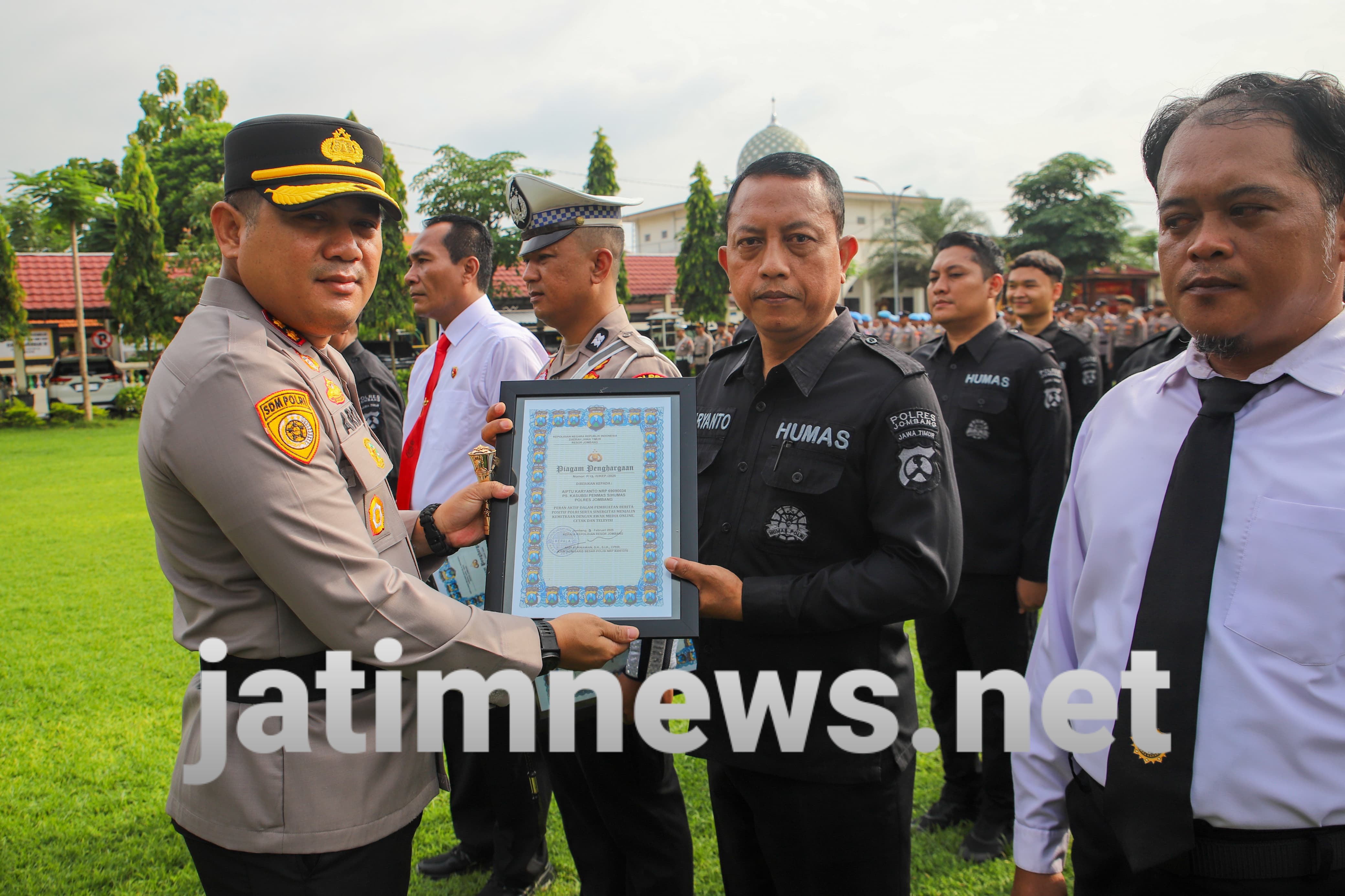 Kapolres Jombang Beri Penghargaan Prestasi Kepada 24 Anggota