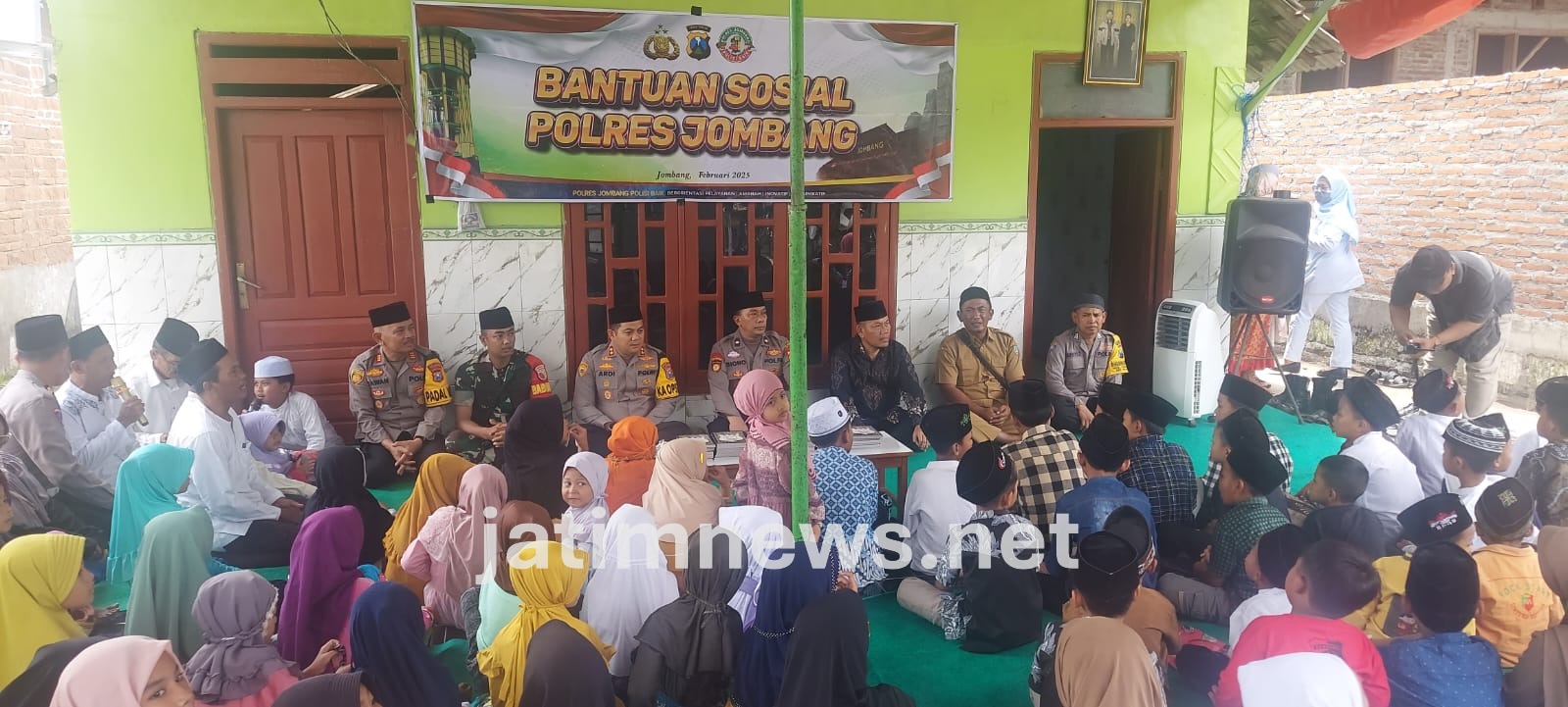 Kapolres Jombang Berikan Bansos ke TPQ Jama’atun Turipinggir, Megaluh