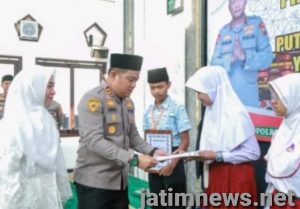 Kapolres Jombang Berikan Beasiswa kepada Putra-Putri Pegawai Negeri Pada Polri yang Berprestasi