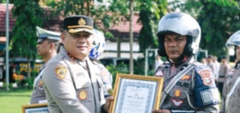 Kapolres Jombang Berikan Penghargaan kepada 12 Anggota Berprestasi