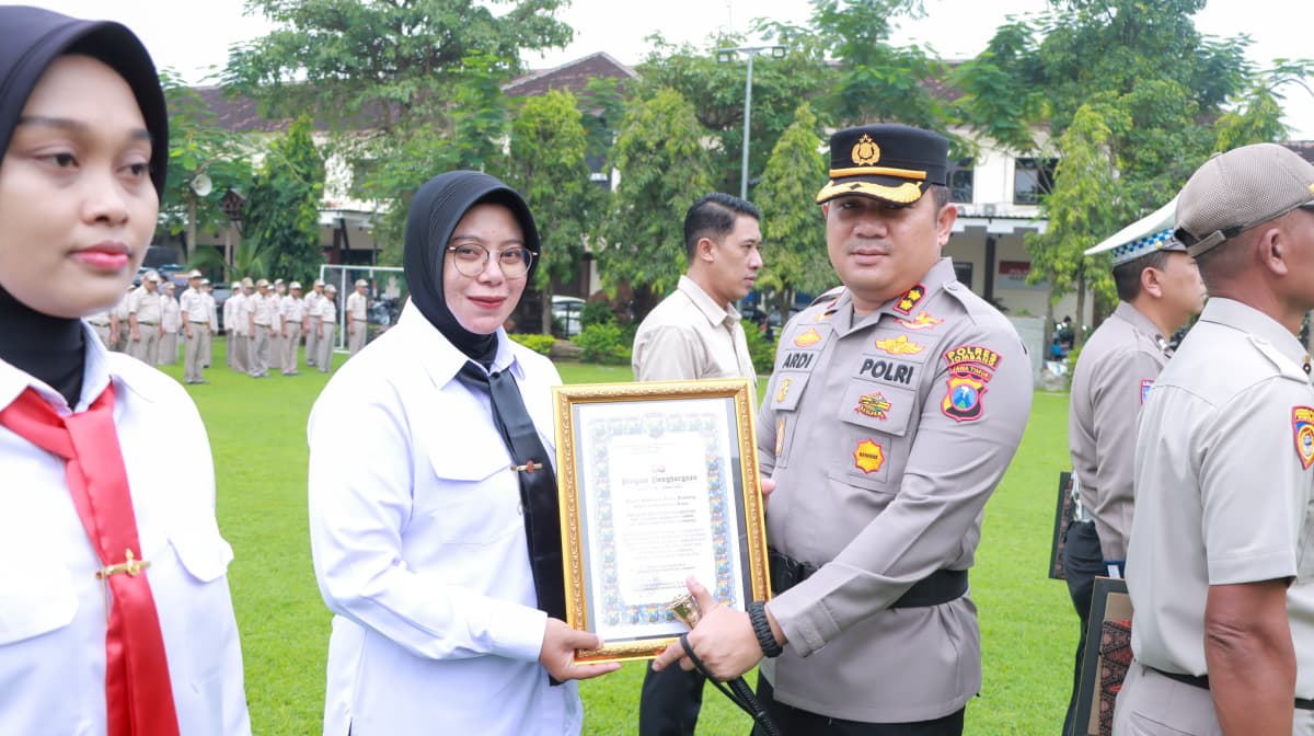 Kapolres Jombang Berikan Penghargaan kepada 15 Personel Berprestasi