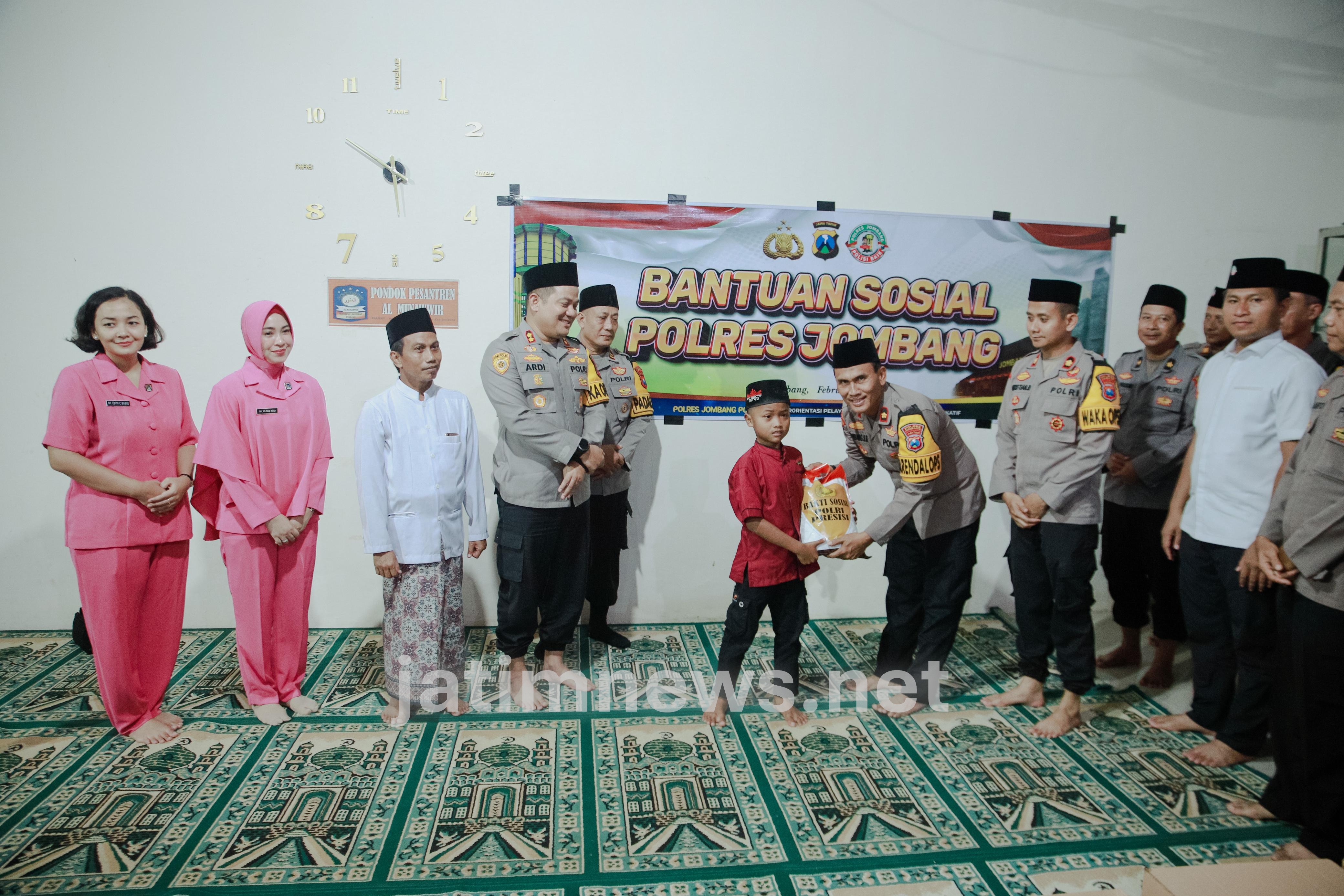 Kapolres Jombang Bersama Ketua Bhayangkari Gelar Baksos di Pesantren