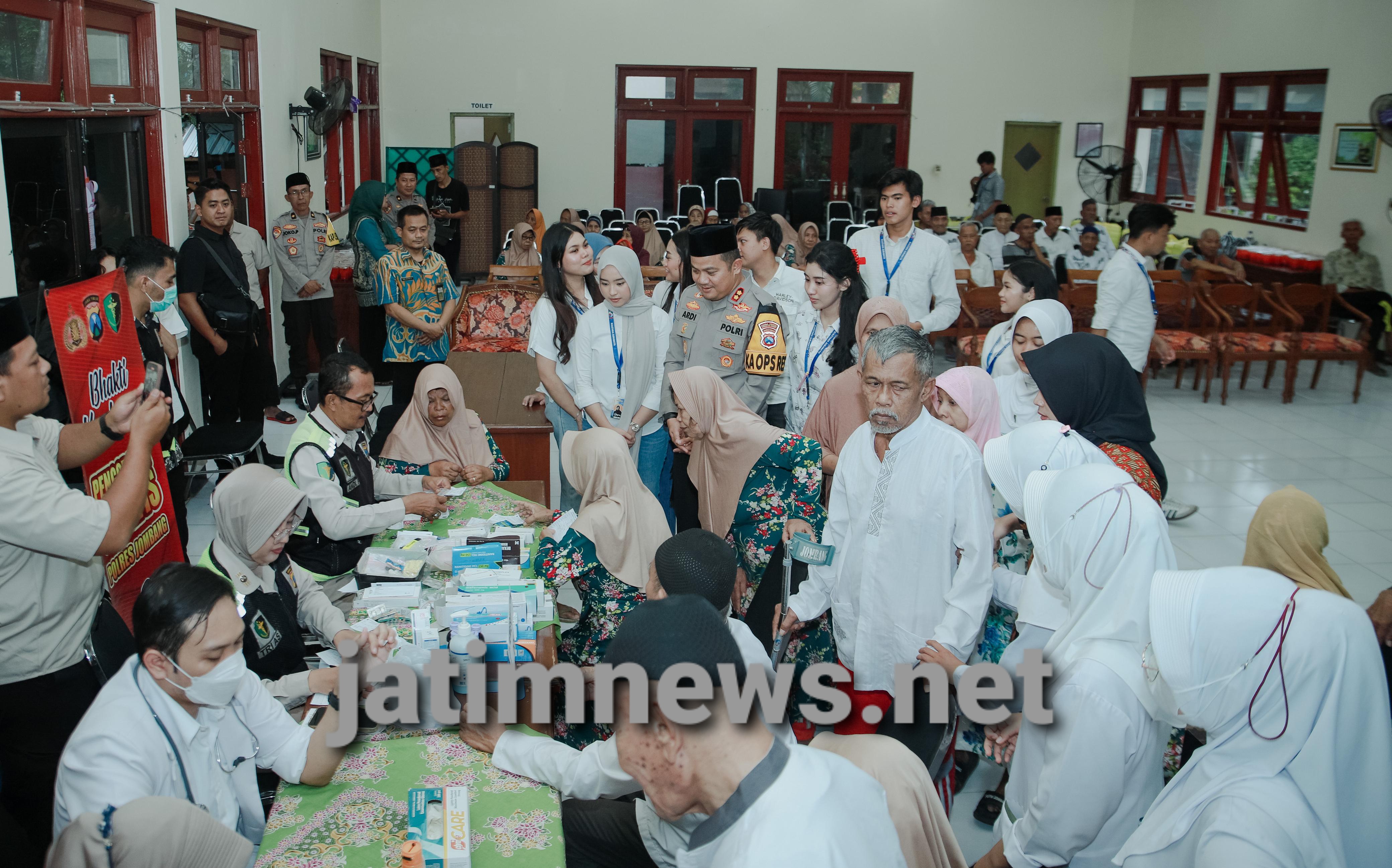 Kapolres Jombang Gelar Silaturahmi, Buka Puasa dan Pemeriksaan Kesehatan Gratis di Panti Jompo