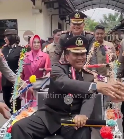 Kapolres Jombang Hiasi Pensiun Anggota Polri dengan Tradisi Unik dan Penuh Makna