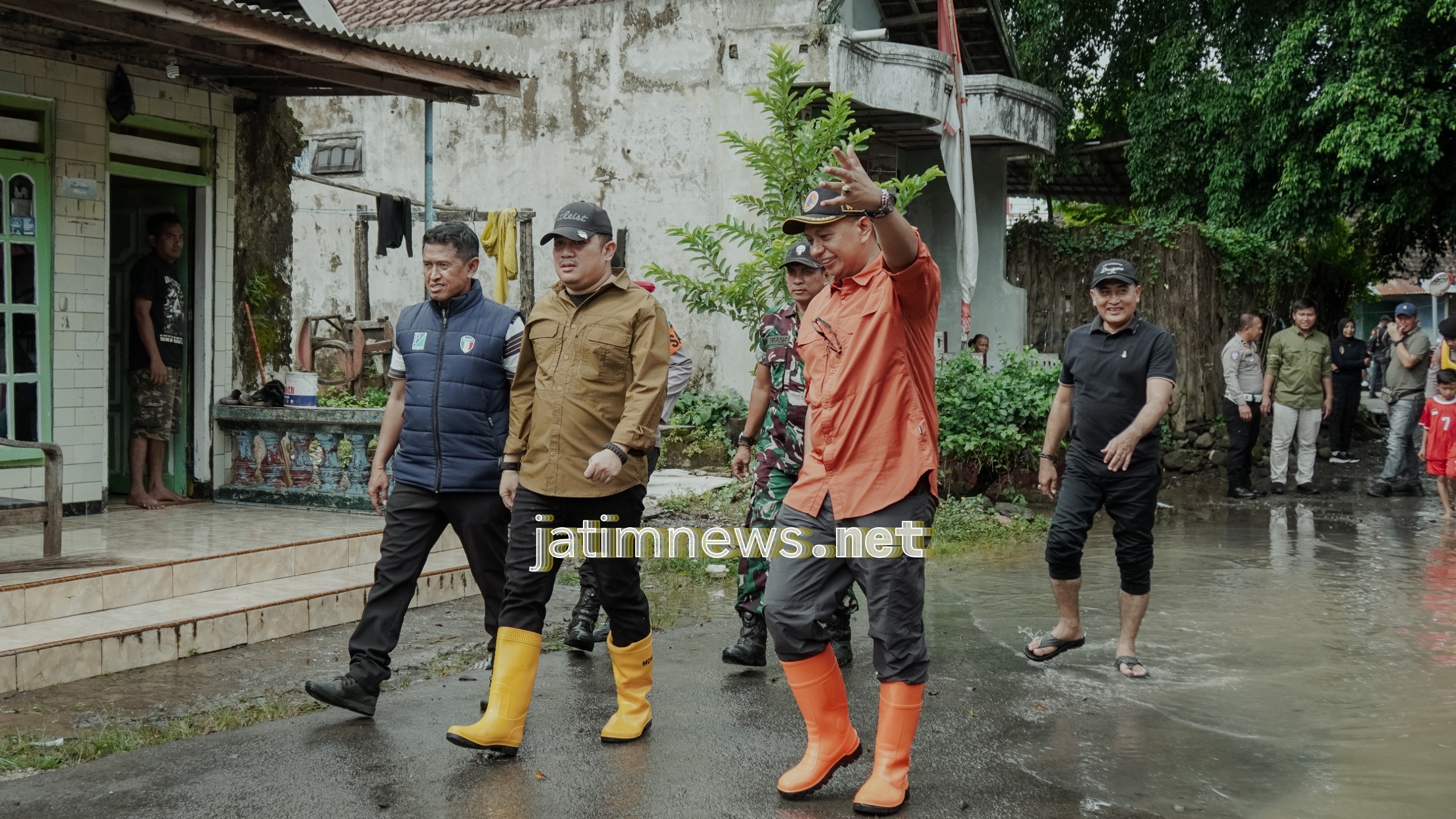 Kapolres Jombang Turun Langsung Salurkan Bantuan Korban Banjir di Kademangan, Mojoagung