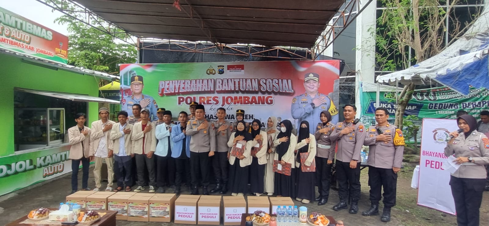 Keluarga Besar Polres Jombang Berikan Bantuan Sosial kepada Mahasiswa Asal Aceh, Sumut, dan Sumbar