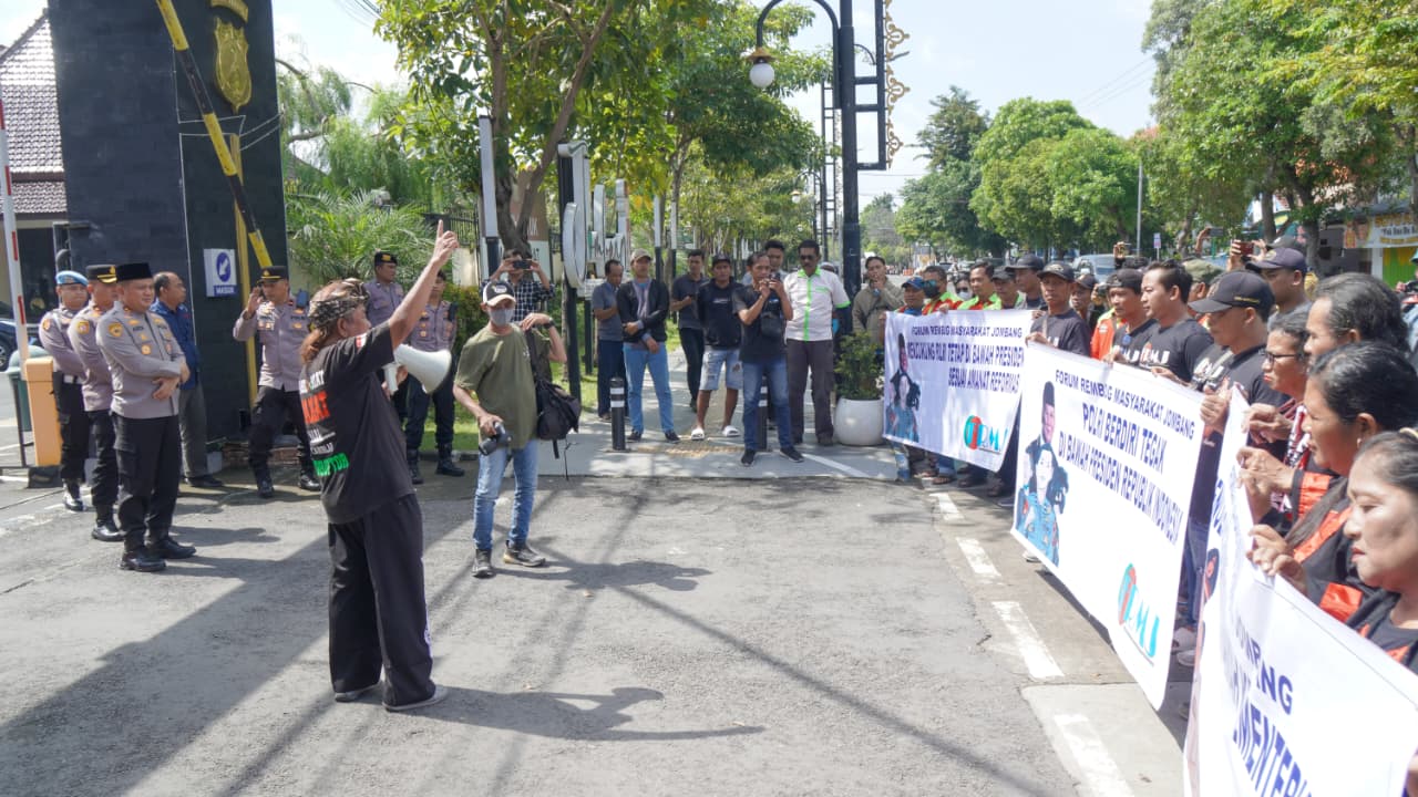 Warga Kota Santri Geruduk Polres Jombang