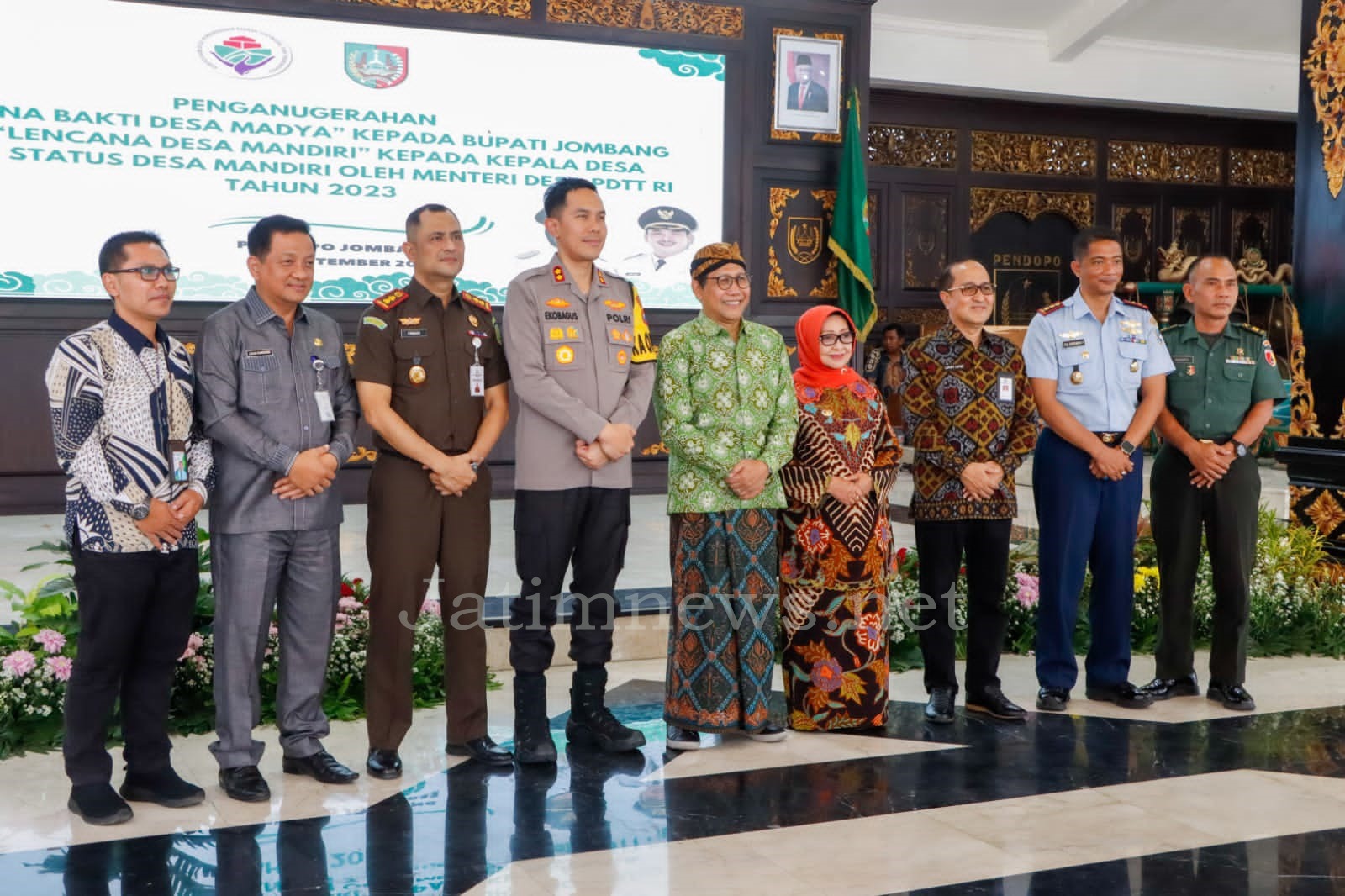 Mendes PDTT Beri Penghargaan kepada Bupati dan Kepala Desa di Jombang