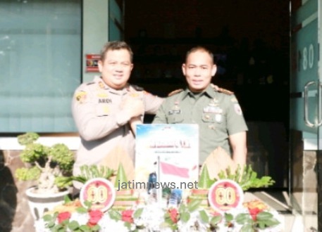 Moment HUT TNI ke 80, Kapolres Jombang Beri Kejutan kepada Kodim 0814 Jombang dan Sat Radar 222 Ploso Jombang