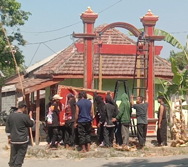 Pendekar di Jombang Sukarela Bongkar Tugu Perguruan Pencak Silat