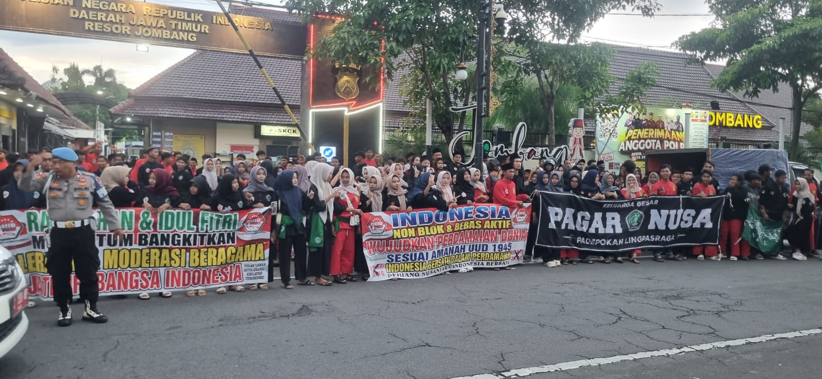 PNIB dan PN Lingpasraga Bagikan Takjil Nanas dan Kelapa Muda Di Jombang, Sampaikan Pesan Persatuan Indonesia diatas segalanya serta Dukungan Polri di Bawah Presiden