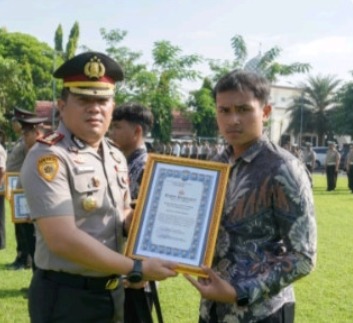 Polres Jombang Berikan Penghargaan kepada Personel Polsek Ngoro dan Masyarakat Berprestasi