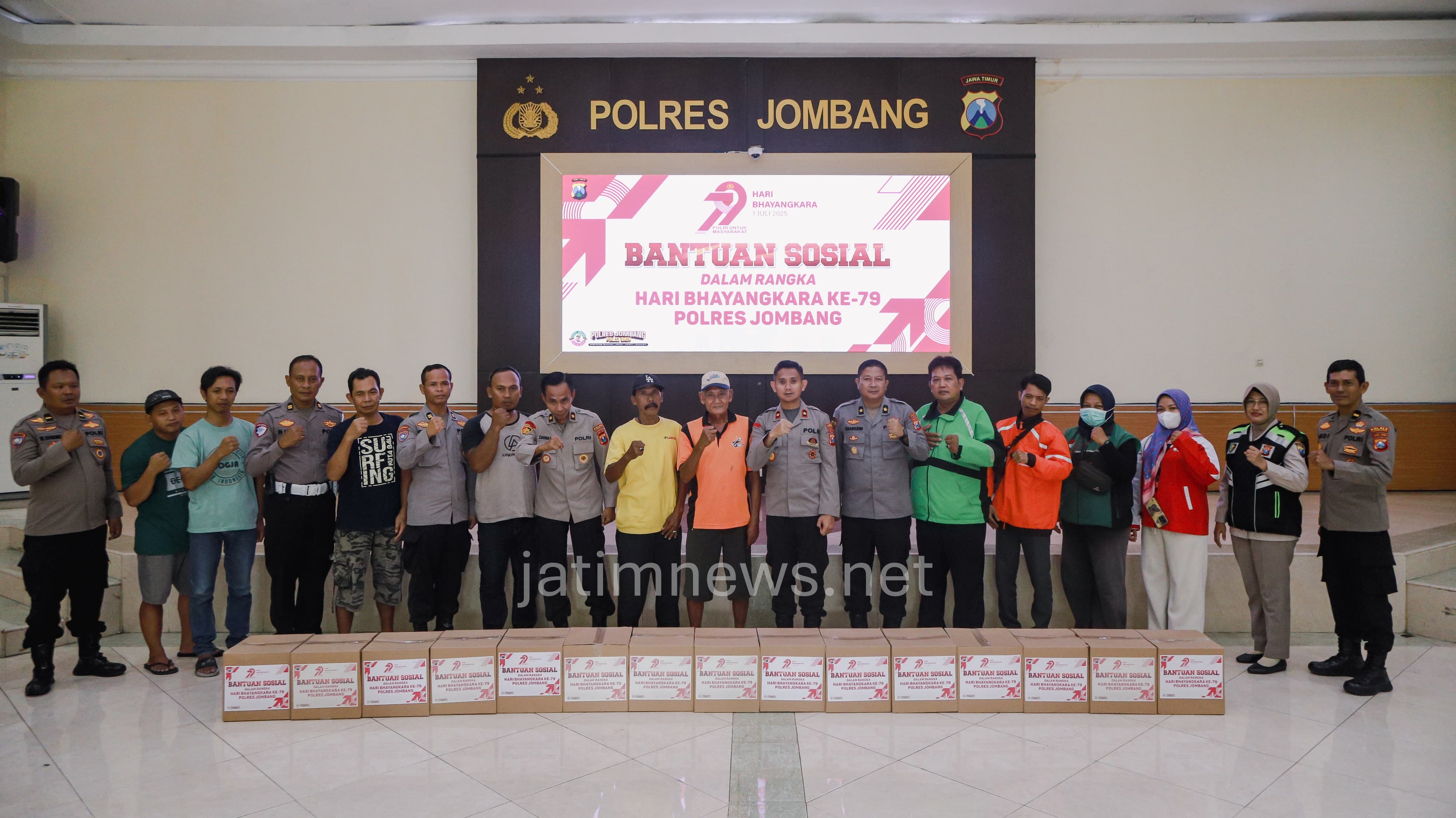 Polres Jombang Gelar Bakti Kesehatan dan Bagikan Bansos, Sambut HUT Bhayangkara ke 79