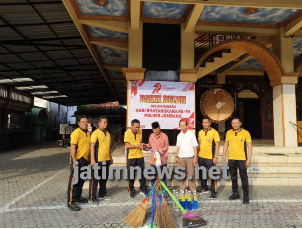 Polres Jombang Gelar Bakti Religi di Masjid Al-ikhlas Jelakombo, Salurkan Bantuan Alat Kebersihan