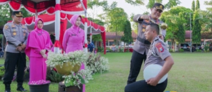 Polres Jombang Gelar Upacara Kenaikan Pangkat, 86 Personel Jalani Tradisi Siraman Air Kembang