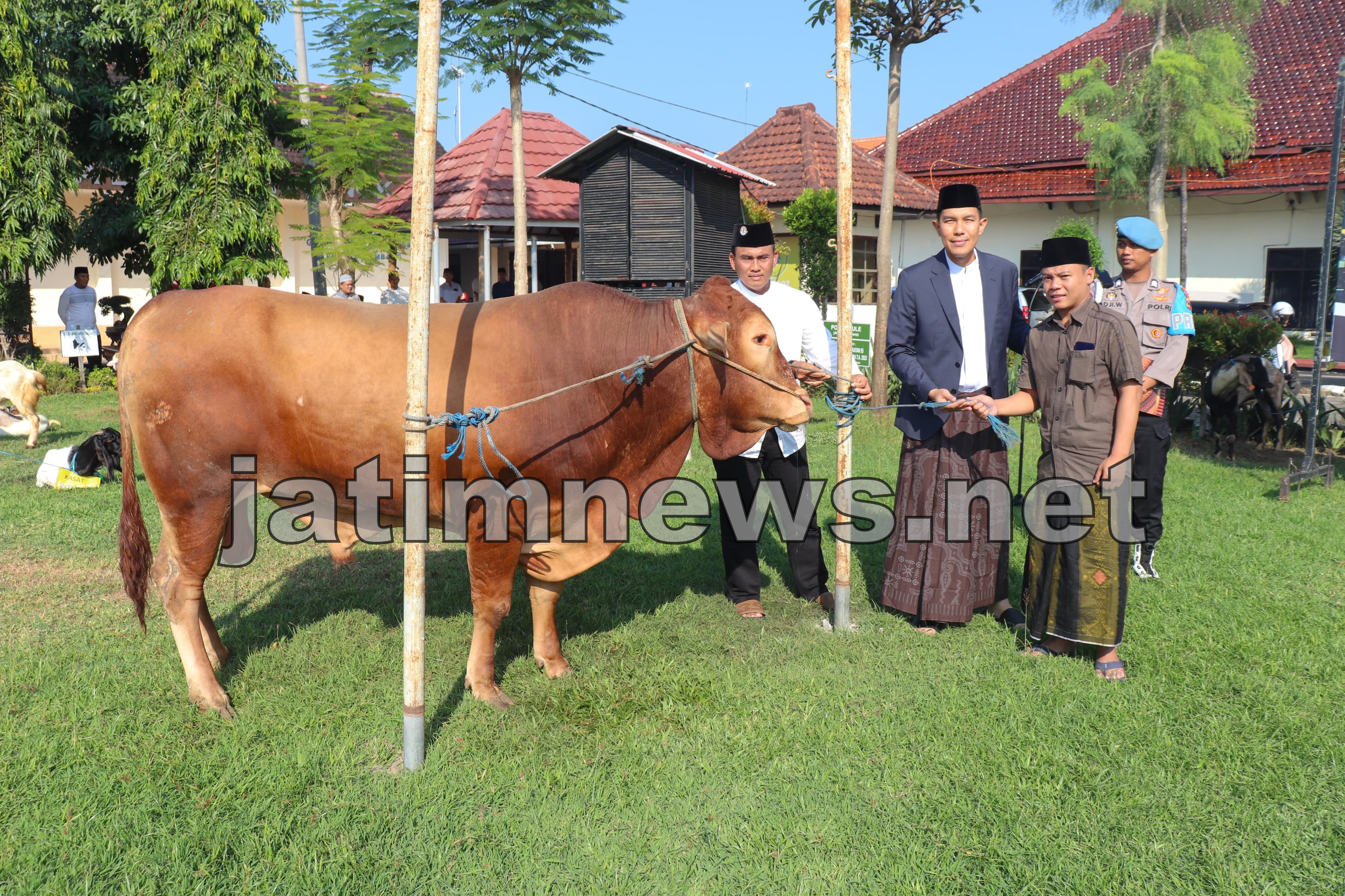 Polres Jombang Kirim Puluhan Hewan Kurban ke Pondok Pesantren Hingga Panti Asuhan