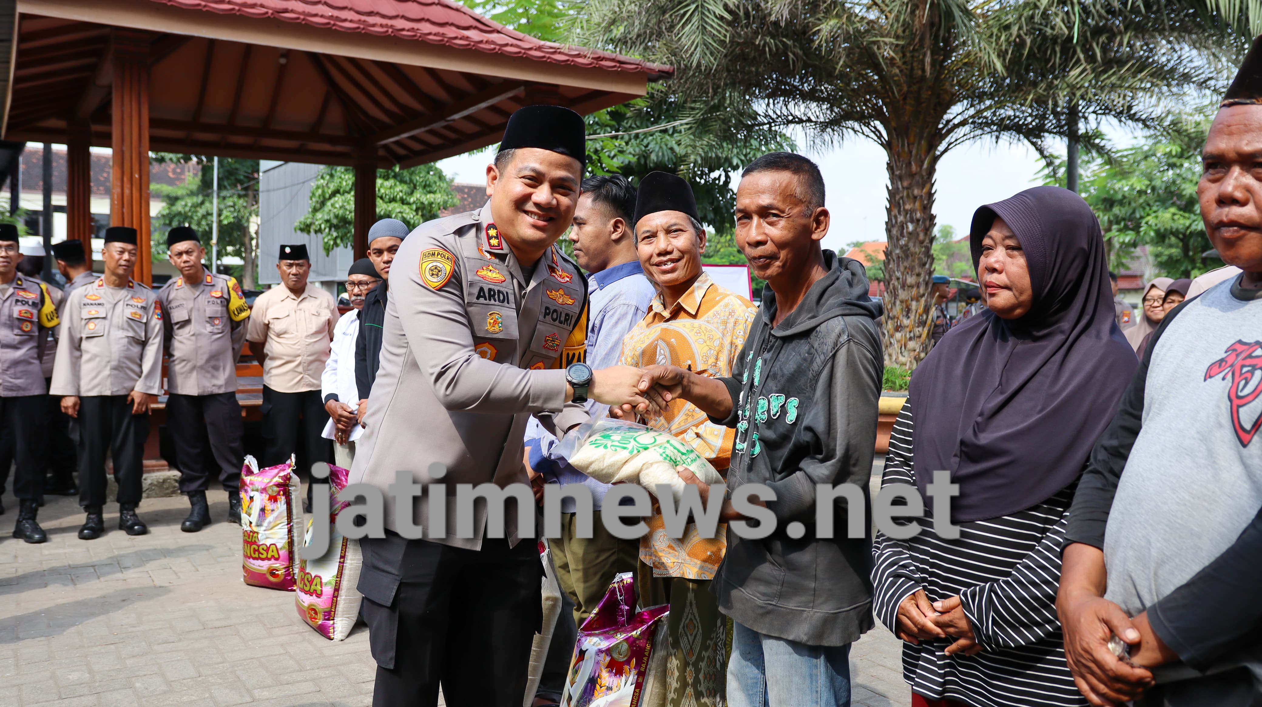 Polres Jombang Salurkan Zakat Fitrah Bagi Warga Kurang Mampu