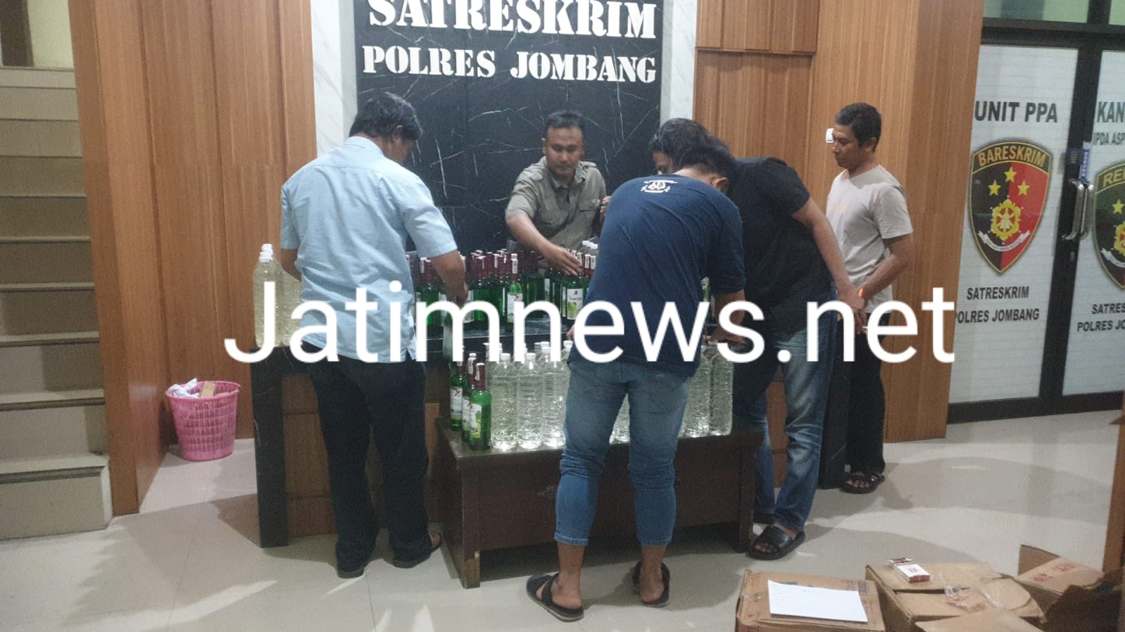 Polres Jombang Tangkap 8 Penjual Miras dengan Ratusan Botol Barang Bukti dalam Dua Hari