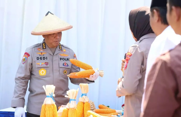 Polri Tanam Jagung Serentak Bersama Ratusan Pesantren di Jatim