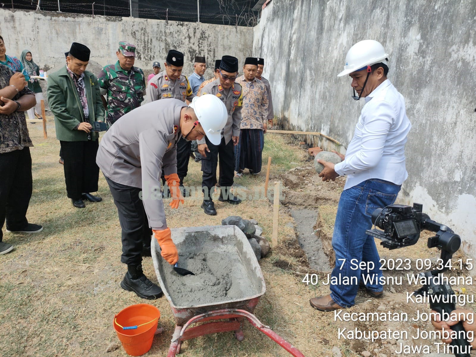 Polsek Jombang Bangun Musala Bersama Masyarakat