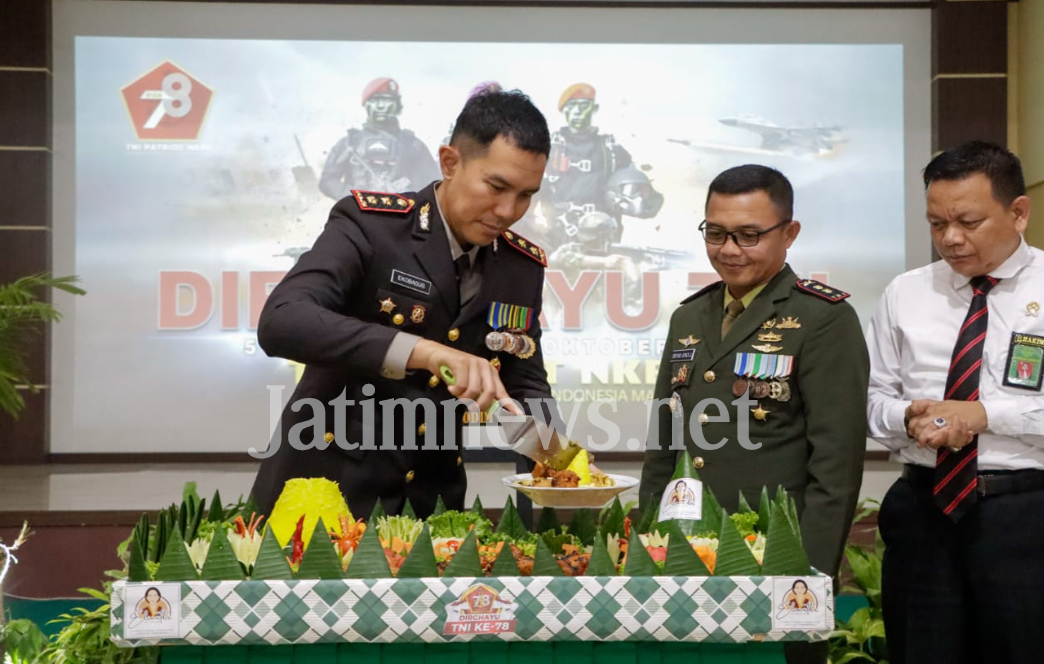 Potong Tumpeng, Kapolres Berikan Selamat HUT ke-78 TNI ke Dandim 0814 Jombang
