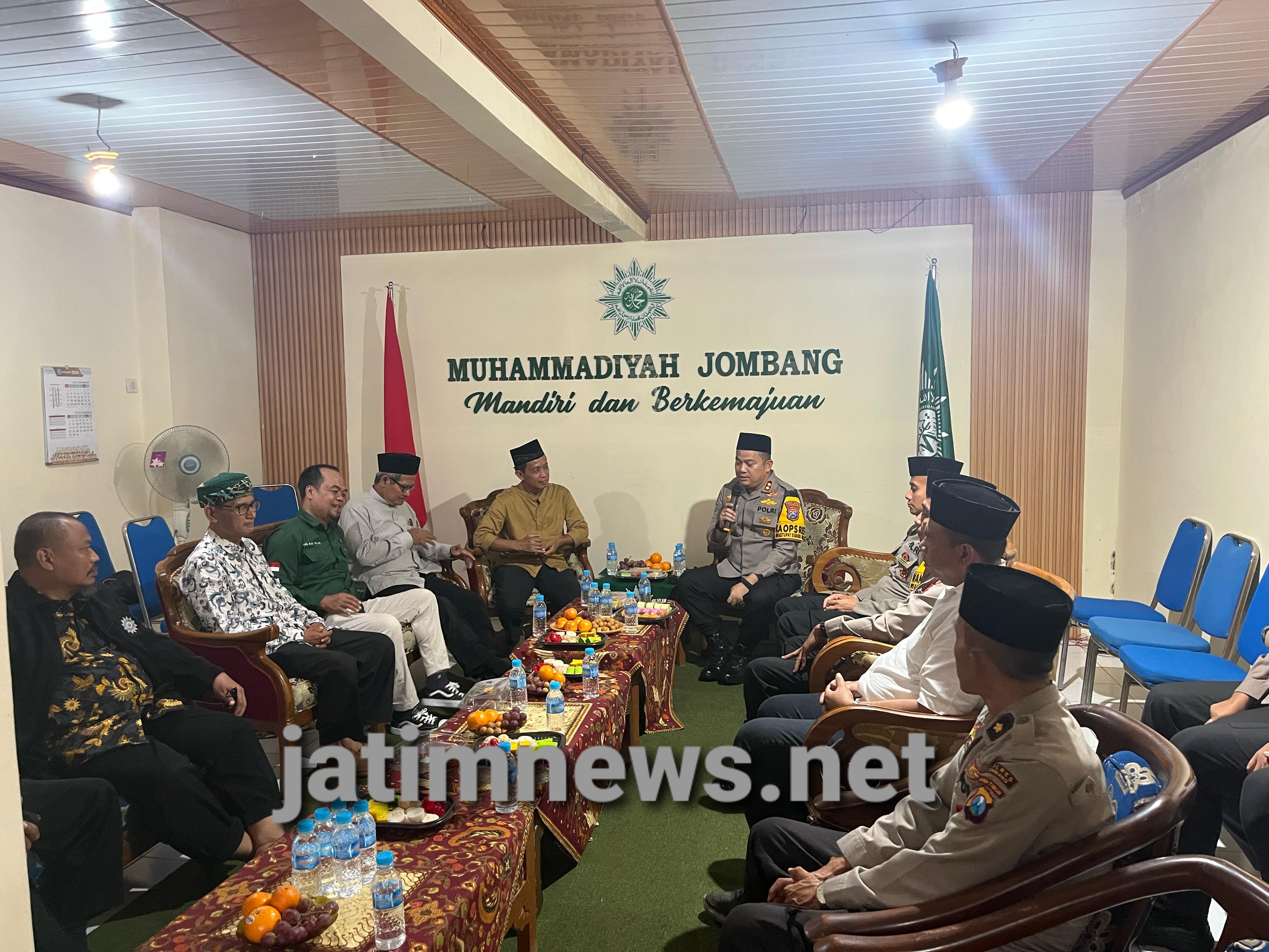 Rombongan Polres Jombang Geruduk Kantor Muhammadiyah Jombang