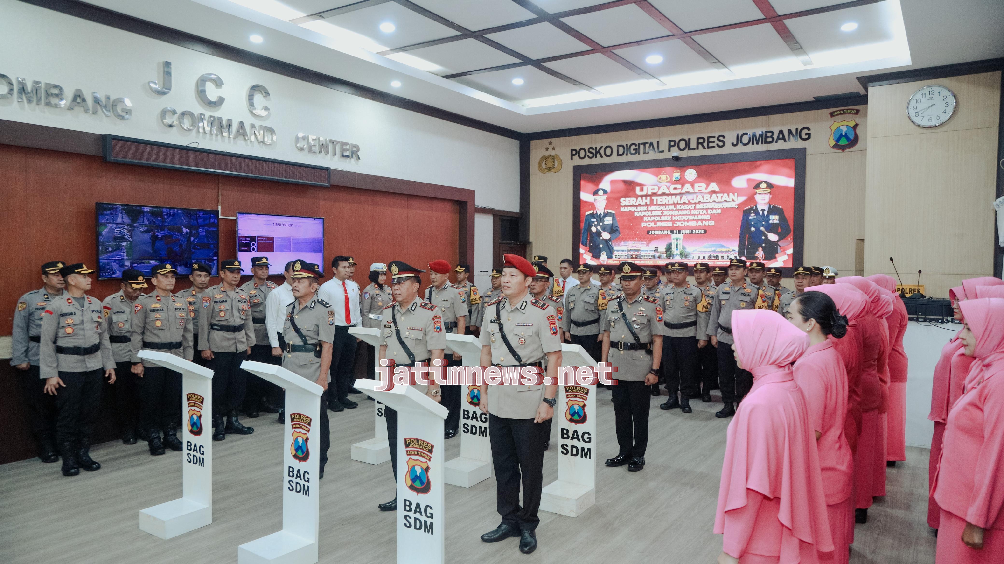 Rotasi Jabatan, Kapolres Jombang Pimpin Upacara Sertijab Kasat Resnarkoba dan Kapolsek Jajaran