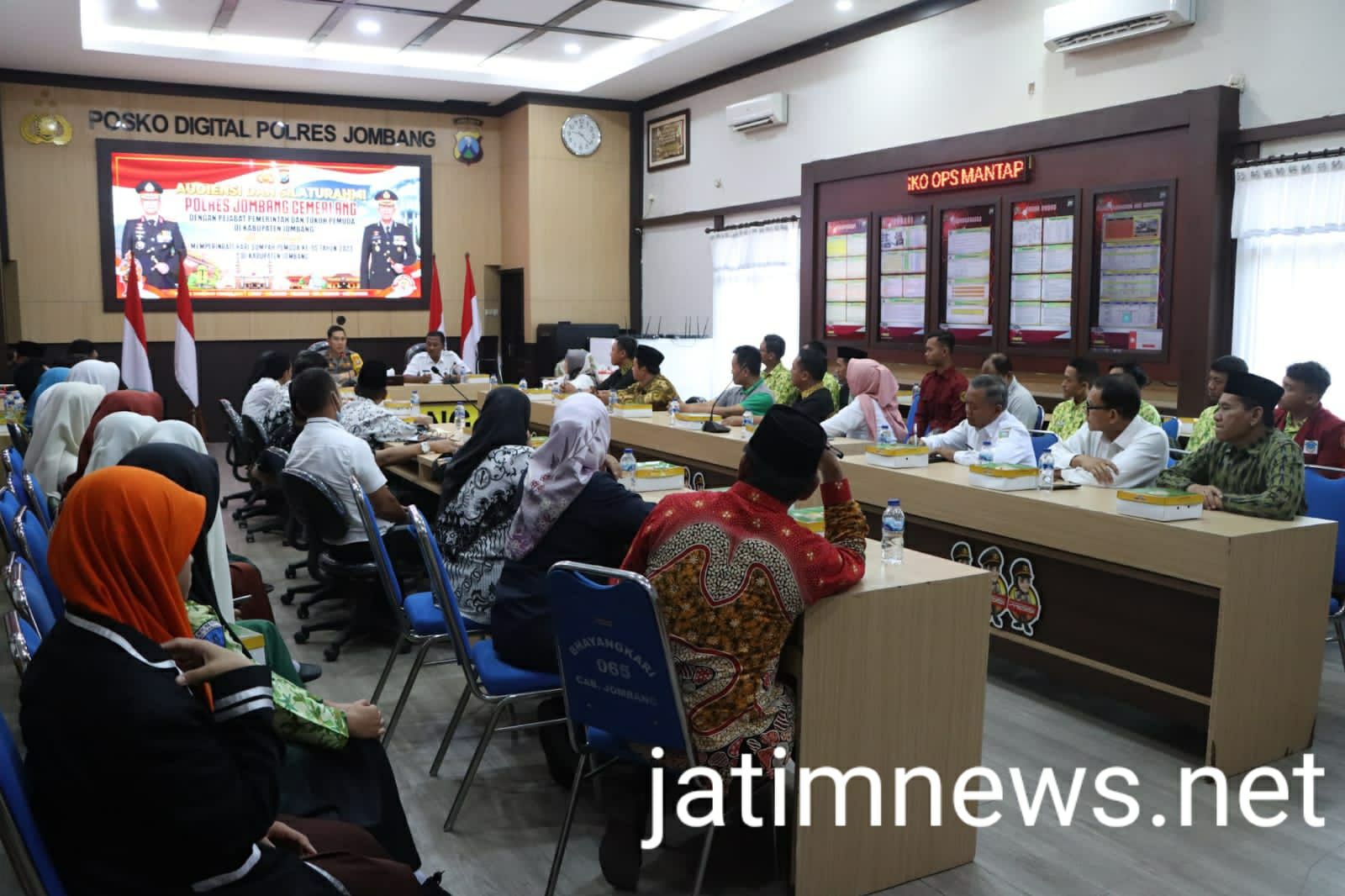Sambut Hari Sumpah Pemuda, Kapolres Jombang Potong Tumpeng Bersama Pelajar
