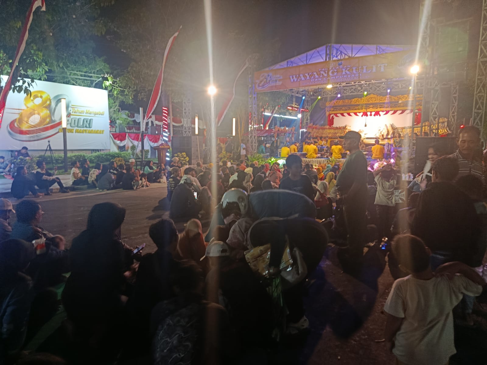 Sambut HUT Bhayangkara ke - 80, Polres Jombang Suguhkan Pagelaran Wayang Kulit untuk Warga
