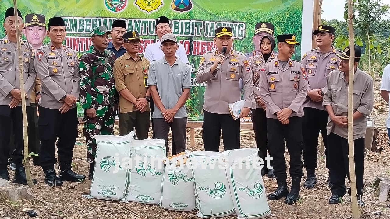 Sinergi Polri Bersama Perhutani Salurkan Bibit Jagung Ke LMDH di Jombang untuk Kelestarian
