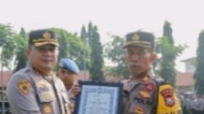 Bentuk Apresiasi, Kapolres Jombang Berikan Penghargaan kepada 10 Anggota Berprestasi