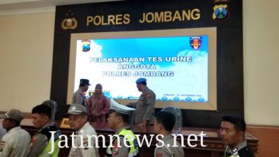 Cegah Penyalahgunaan Narkoba, Anggota Polres Jombang Jalani Tes Urine