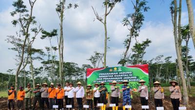 Dukung Program Nasional Swasembada Pangan, Polres Jombang Gelar Penanaman Jagung Serentak