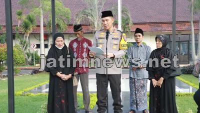 Ibu Briptu Rian Ikut Doa Bersama di Polres Jombang untuk Anaknya
