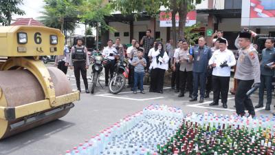 Jelang Ramadan 1447 H, Polres Jombang Musnahkan 12.310 Botol Miras Hasil Razia