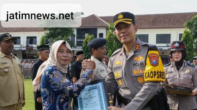 Kapolres Berikan 36 Reward kepada Anggota Polri dan Masyarakat yang Berkontribusi Positif Ciptakan Kamtibmas Kondusi