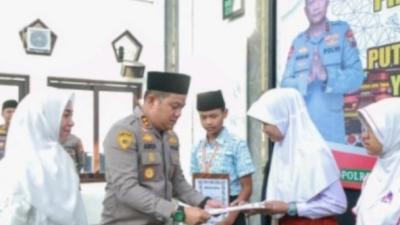 Kapolres Jombang Berikan Beasiswa kepada Putra-Putri Pegawai Negeri Pada Polri yang Berprestasi