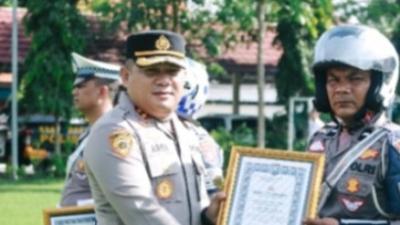Kapolres Jombang Berikan Penghargaan kepada 12 Anggota Berprestasi