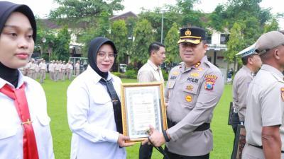 Kapolres Jombang Berikan Penghargaan kepada 15 Personel Berprestasi
