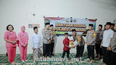 Kapolres Jombang Bersama Ketua Bhayangkari Gelar Baksos di Pesantren