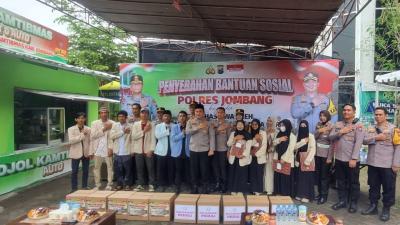 Keluarga Besar Polres Jombang Berikan Bantuan Sosial kepada Mahasiswa Asal Aceh, Sumut, dan Sumbar