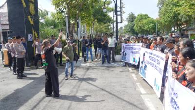 Warga Kota Santri Geruduk Polres Jombang