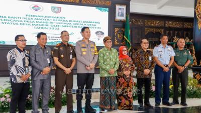 Mendes PDTT Beri Penghargaan kepada Bupati dan Kepala Desa di Jombang