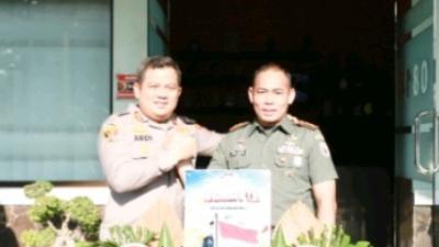 Moment HUT TNI ke 80, Kapolres Jombang Beri Kejutan kepada Kodim 0814 Jombang dan Sat Radar 222 Ploso Jombang